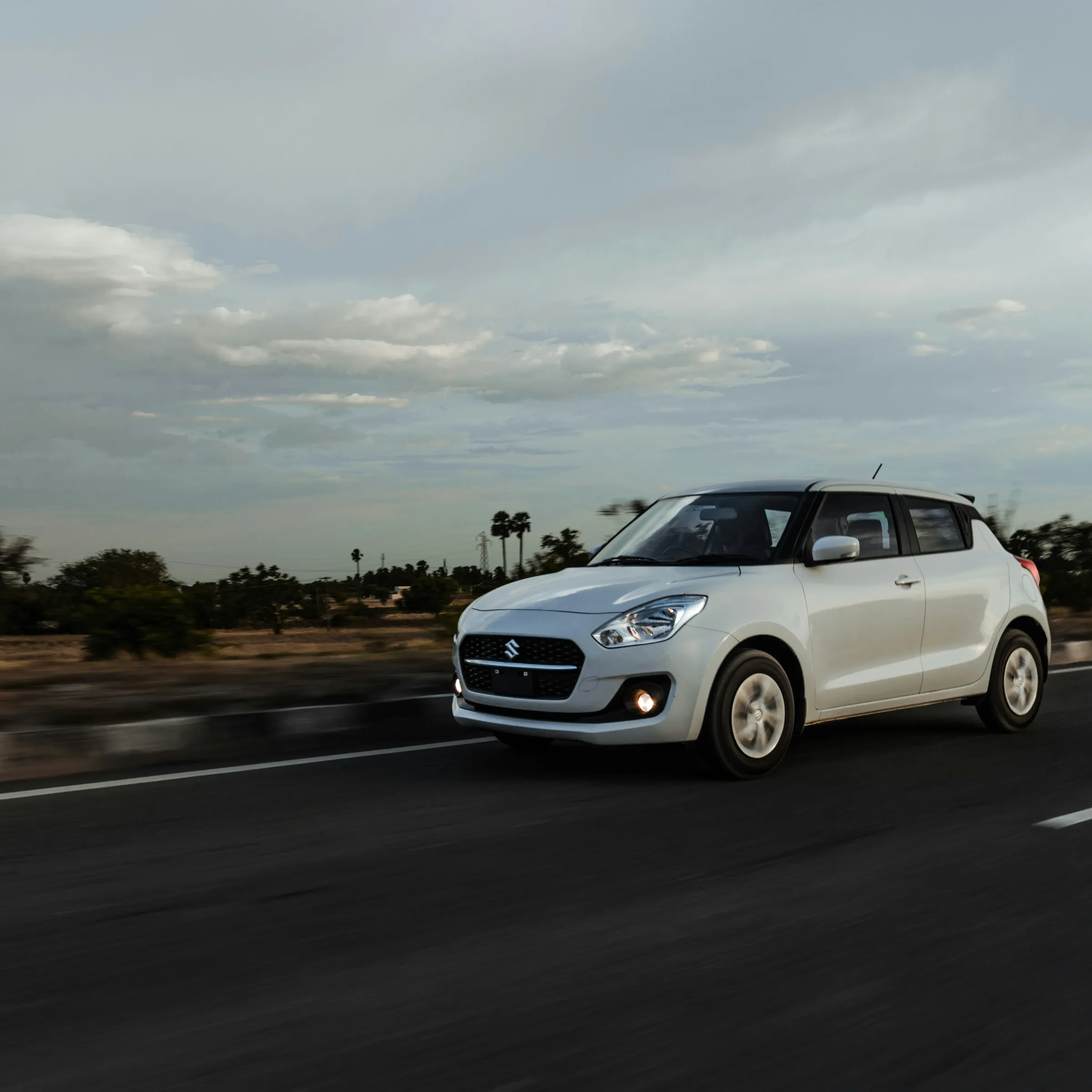 Suzuki Swift en movimiento por la ciudad